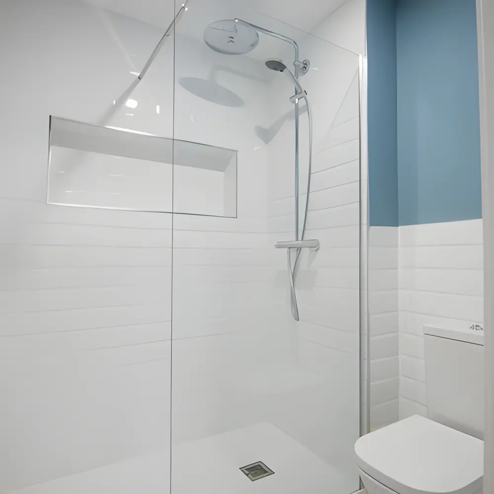 Alicatado de azulejos en un baño de Leganés