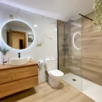 Baño reformado en Leganés con mampara y grifería nueva