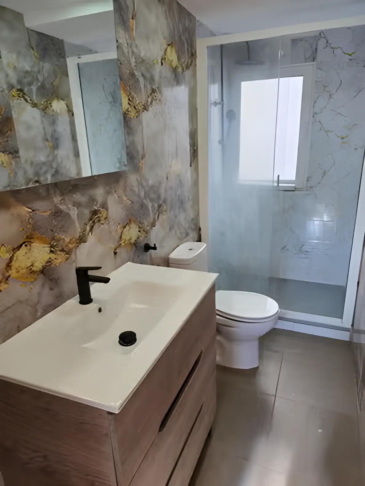 Reformas de Baños Leganés con plato de ducha moderno